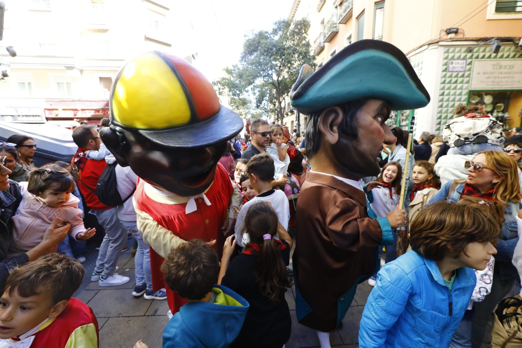En imágenes | La comparsa de gigantes y cabezudos ilusionan a los más pequeños