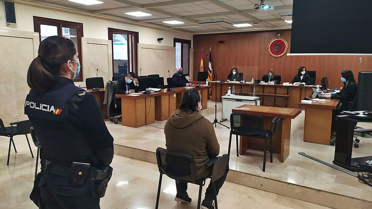 Sebastián B.P., ayer en la Audiencia Provincial durante el juicio por estafar a un anciano.