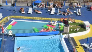 Así es la trilogía ‘Dímelo’, cuyo rodaje levanta expectación en el Club del Mar de San Amaro y se estrena en Prime