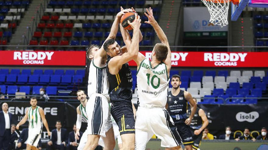 Shermadini intenta capturar un rebote ante el Joventut.