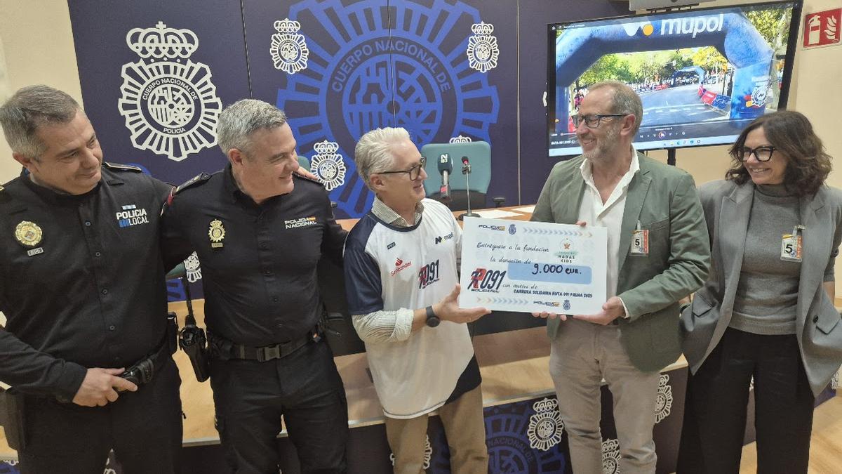 El comisario Fernando Reboyras, recién llegado de la India, entrega el cheque de 9.000 euros a Hadas Kids.