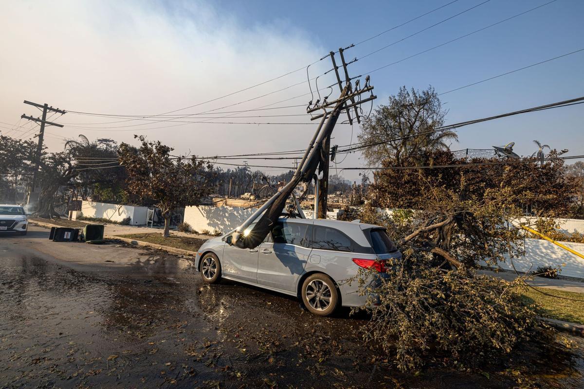Devastación en las calles de Los Ángeles tras el fuego