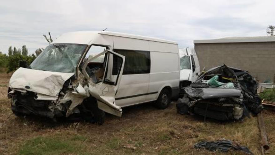 Pla general dels tres vehicles accidentats ahir a la matinada a l&#039;N-340