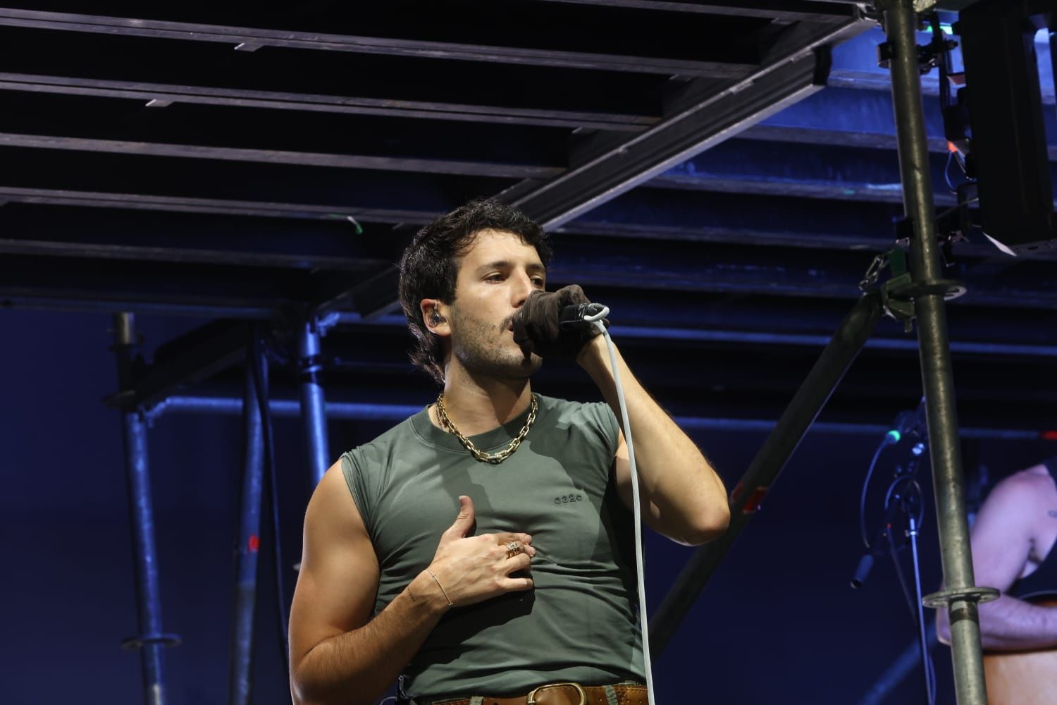 Sebastián Yatra se funde con el público y sus 'Tacones Rojos' pone en pie al Roig Arena