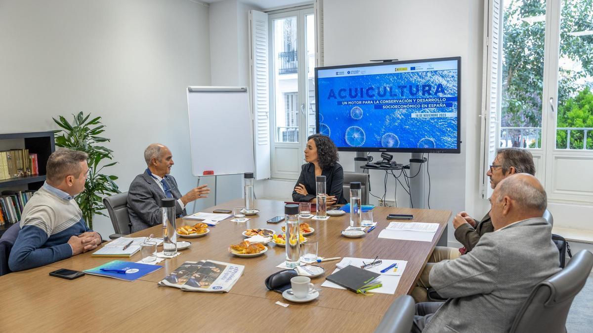 De izquierda a derecha, Lorenzo Maynard (acuicultura continental), Javier Ojeda (Apromar), la periodista Isabel Benítez, Eduardo Soler (acuicultura marina) y Aurelio Ortega (CEAE).