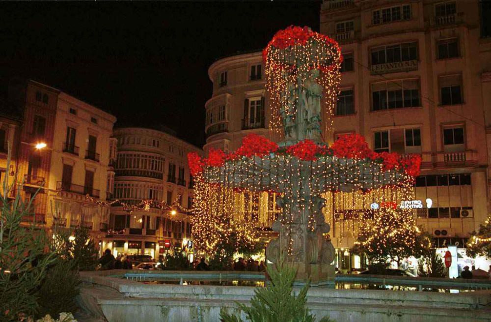 Las luces de Navidad de la calle Larios son actualmente un atractivo turístico de la ciudad por el espectáculo de luz y sonido que las acompañan desde hace ya algunos años, pero no siempre fue así...