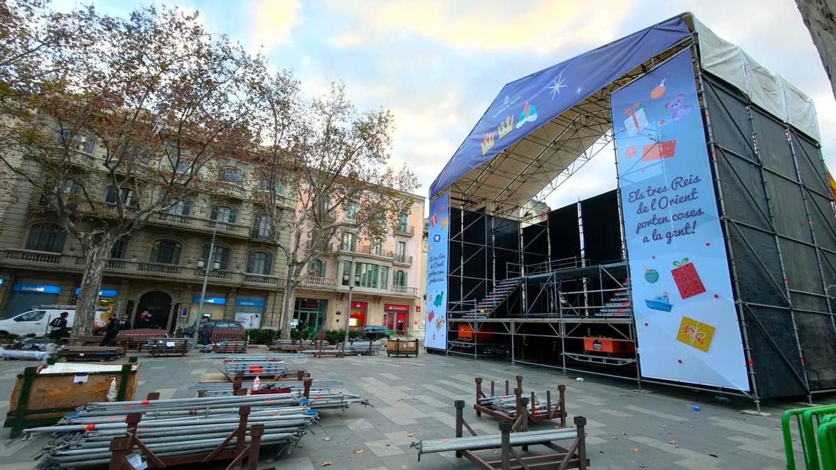 L'escenari de la Rambla estrena lones laterals amb fragments de la cançó dels Tres Reis d'Orient