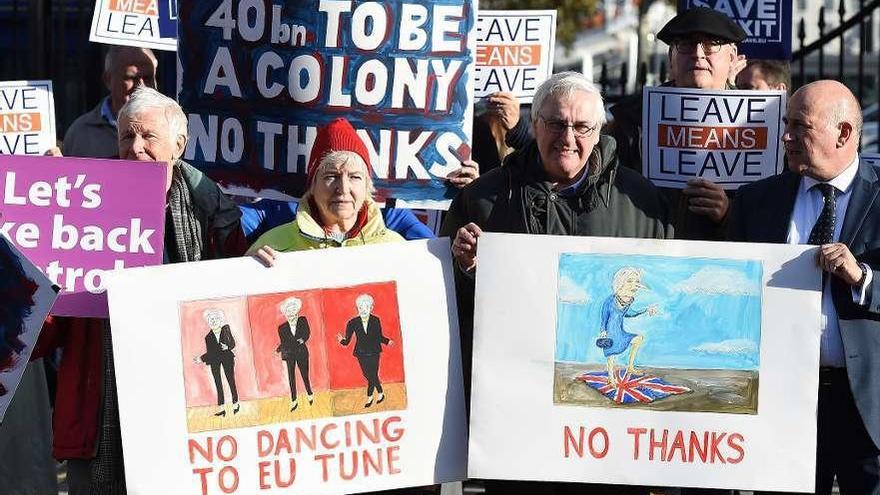 Manifestantes a favor del &#039;Brexit&#039;, ayer, en las calles de Londres contra el principio de acuerdo. // Andy Rain