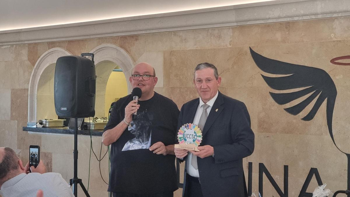 UCCTA reconoce a Javier Faúndez como socio de honor.