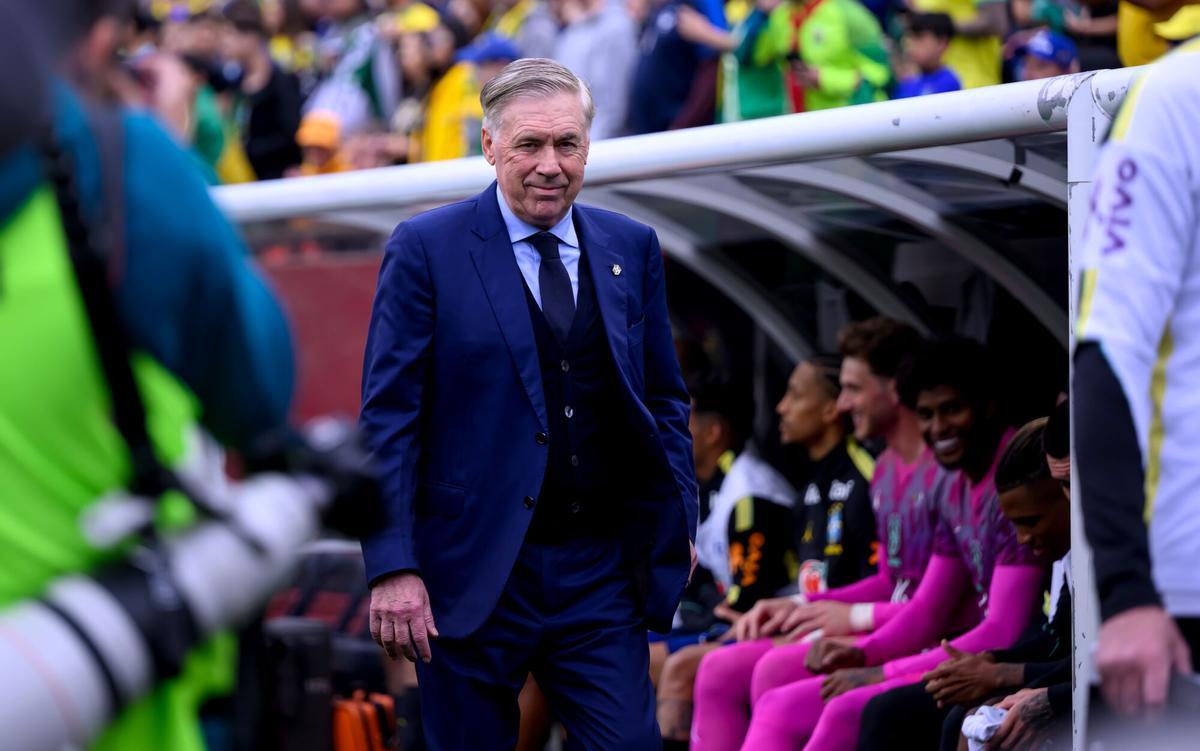 El entrenador de Brasil, el italiano Carlo Ancelotti, llega al banquillo antes del partido amistoso internacional entre Brasil y Francia en Foxborough, Massachusetts (EE.UU.). EFE/ADAM RICHINS