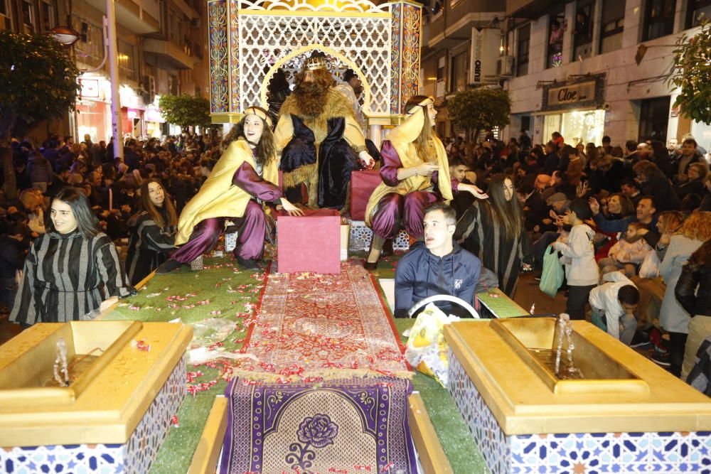 La cabalgata de los Reyes Magos en Elche ha recorrido el centro de la ciudad con 13 carrozas y más de 600 personas