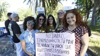 Gijón cuenta las horas para vibrar con Alejandro Sanz: decenas de personas se agolpan a las puertas del concierto "con el runrún en el estómago"