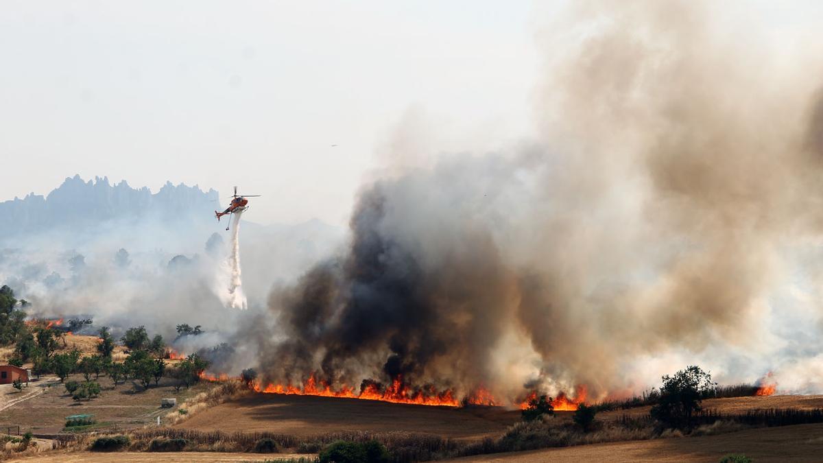 Un helicòpter tirant aigua per apagar un incendi