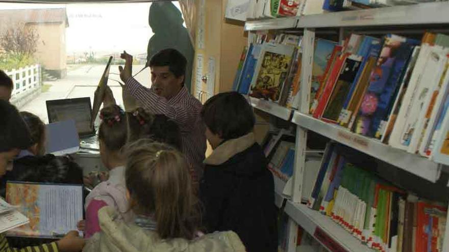 Varios niños, en el bibliobús de una de las localidades zamoranas.