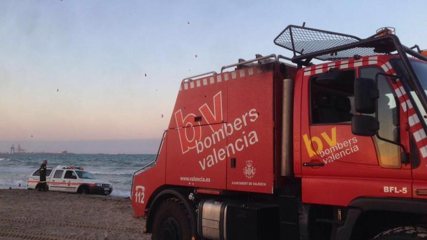 Un vehículo de la Cruz Roja encalla en una playa de la ciudad de Valencia