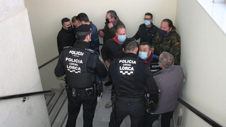 Ganaderos enfrentándose a agentes de la Policía Local en las escaleras del Centro de Desarrollo Local, donde tuvo lugar el ‘asalto’ al Pleno.           | P.WALS