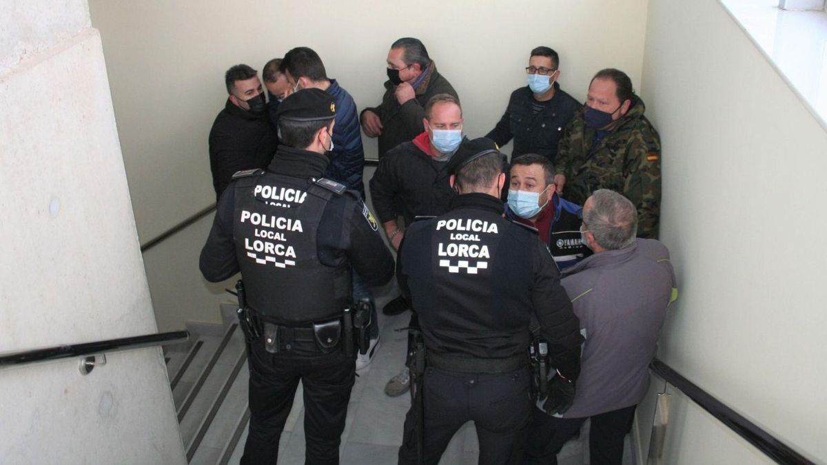 Ganaderos enfrentándose a agentes de la Policía Local en las escaleras del CDL, donde tuvo lugar el ‘asalto’ al Pleno.