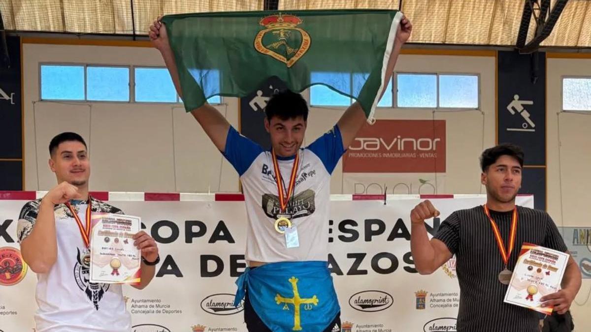 Ramón Cuenco, en lo más alto del podio, con la enseña de Cangas de Onís.