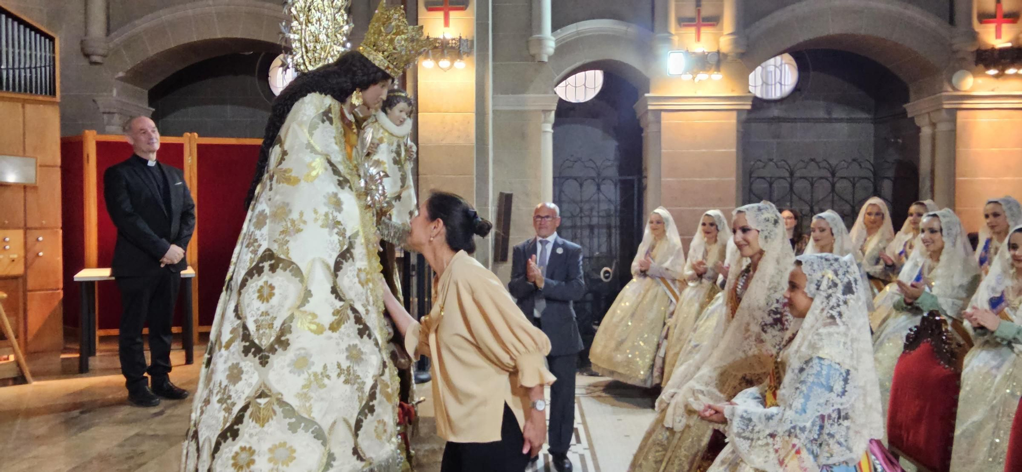 El Besamanos de falleras mayores y cortes 2024, en imágenes