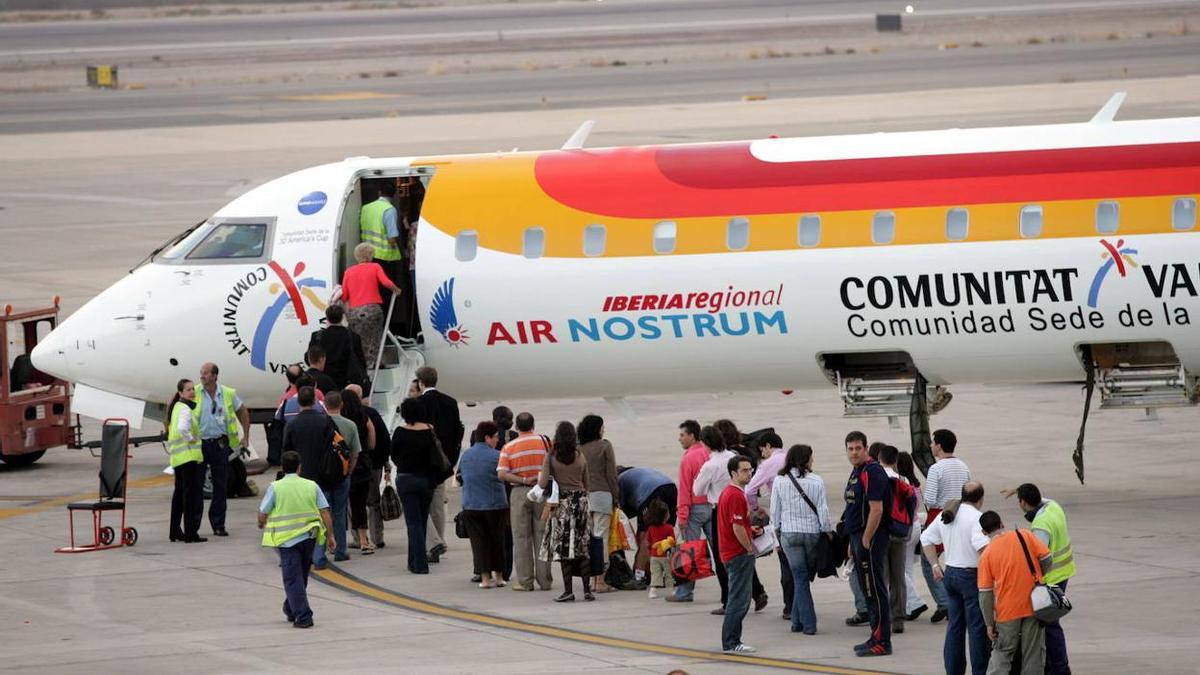 Pasajeros acceden a un avión de Air Nostrum.