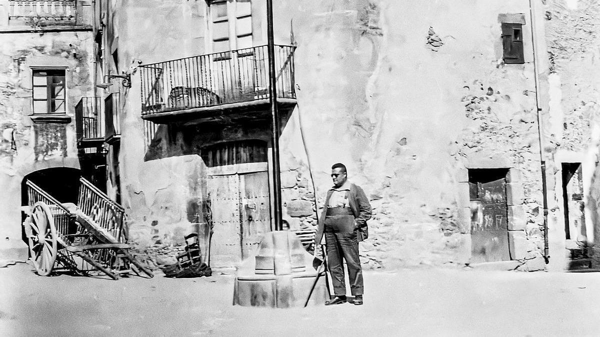El folklorista Joan Amades a la plaça de Maçanet de Cabrenys l'any 1928.