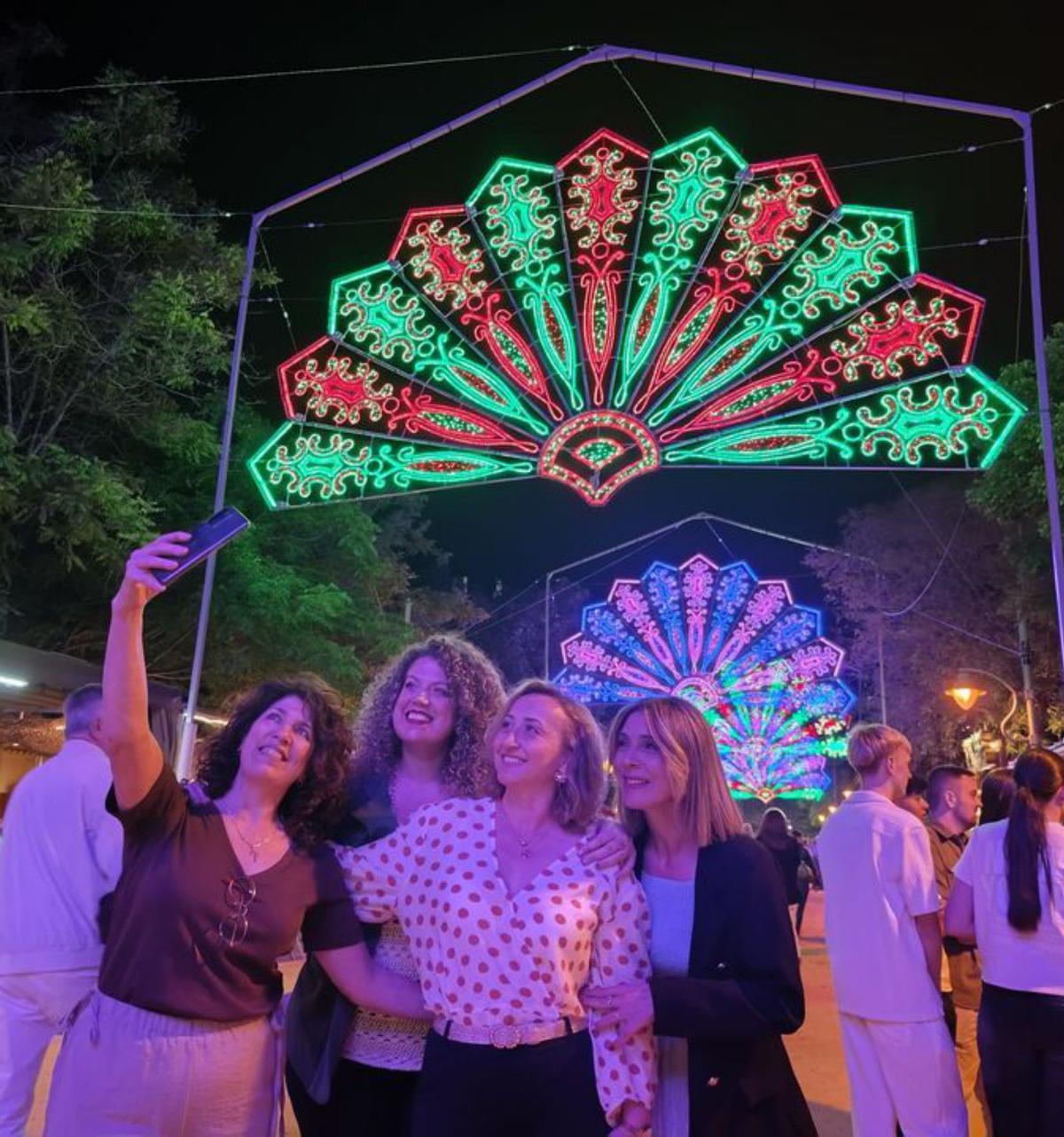 Un grupo de amigas se hace un selfi.