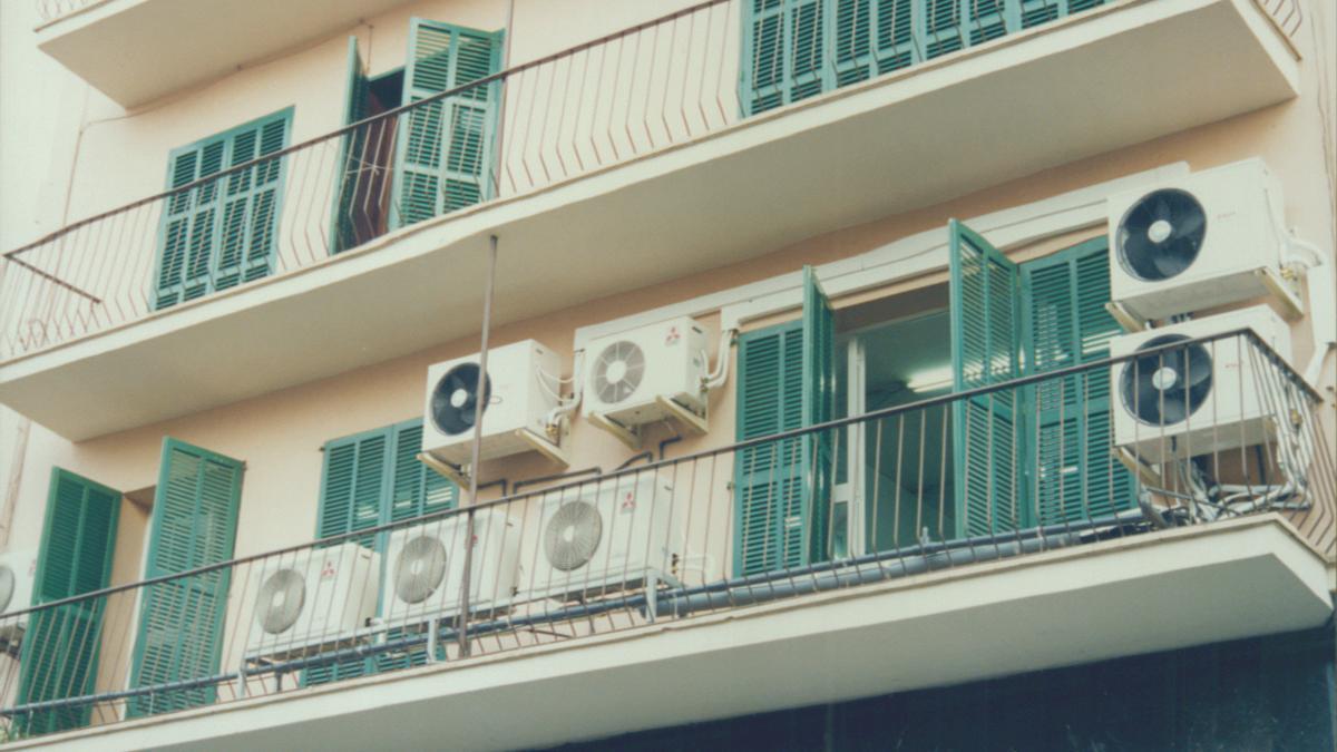 Klimaanlagen an einem Gebäude auf Mallorca