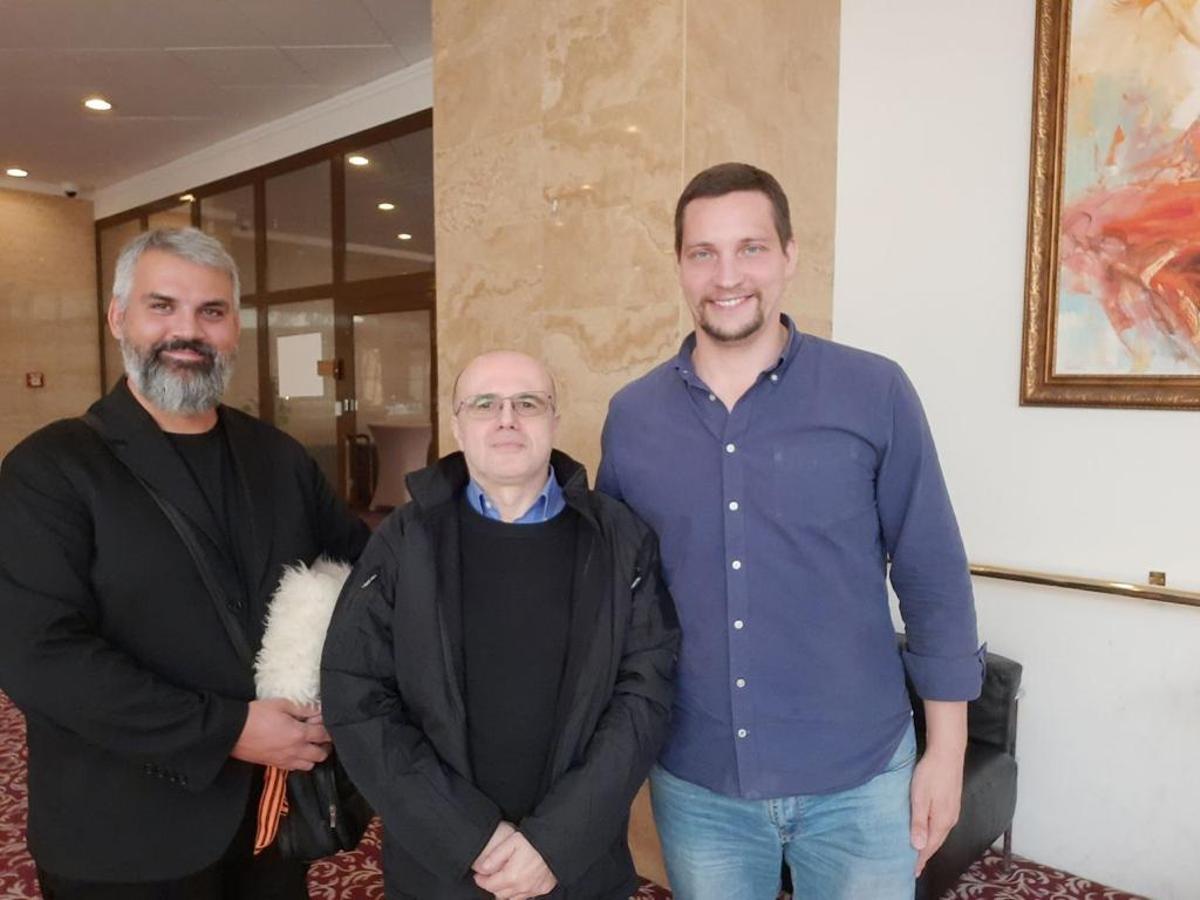 Los españoles Enrique Refoyo (primero por la izquierda) y Fernando Moragón, en Moscú el pasado día 12 con el periodista de Sputnik Victor Temovsky (derecha), que publicó la foto en su cuenta de Telegram.