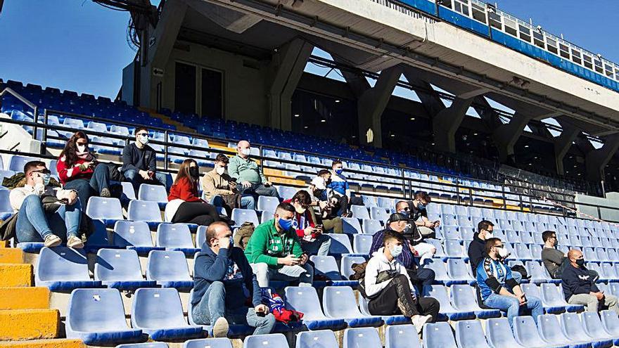 Los más jóvenes toman el relevo en la tribuna | ALEX DOMÍNGUEZ