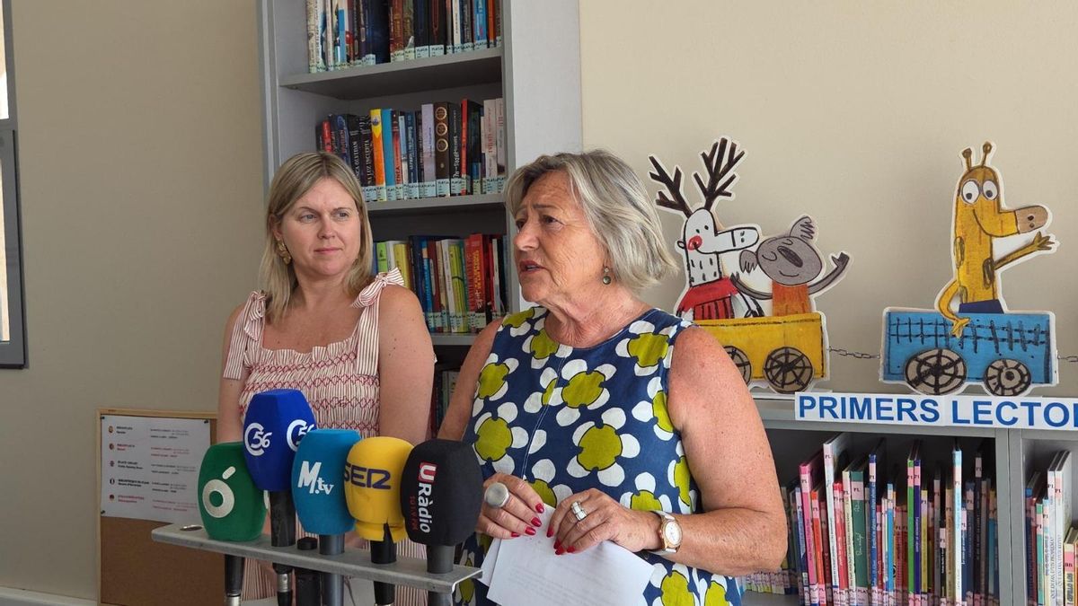 La alcaldesa Maria Dolores Miralles y la concejala de Turismo, Mercedes García, presentaron la nueva biblioplaya.