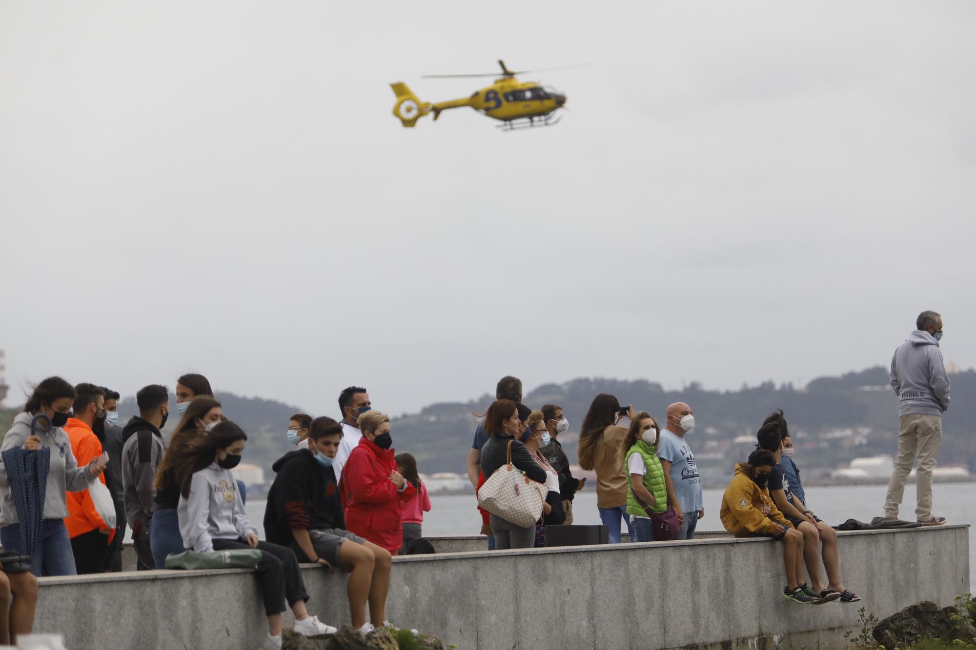 Una persona fallecida y un herido tras volcar su lancha enfrente de la costa de Gijón