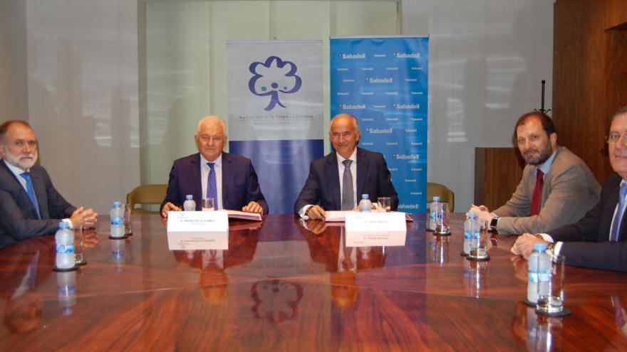 Directivos de AEFA y Banco Sabadell en la firma del convenio