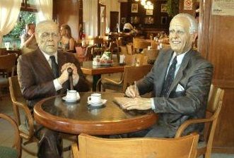 La figuras de cera de Jorge Luis Borges y Adolfo Bioy Casares en la cafetería La Biela de Buenos Aires