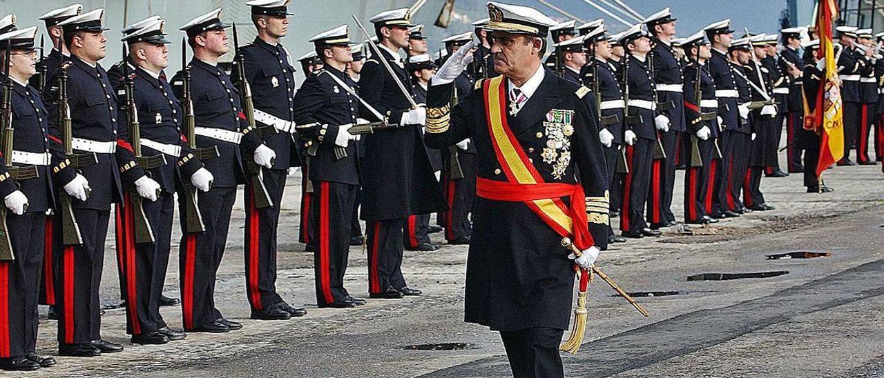 Francisco Rapallo Comendador en un acto de la Armada celebrado en Vigo.