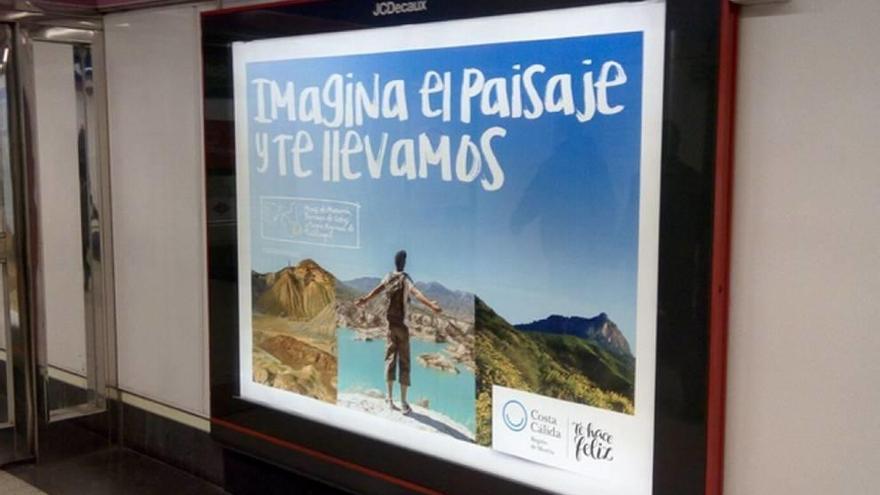 Uno de los carteles colocados en la línea 8 del metro de Madrid con paisajes de la Región.