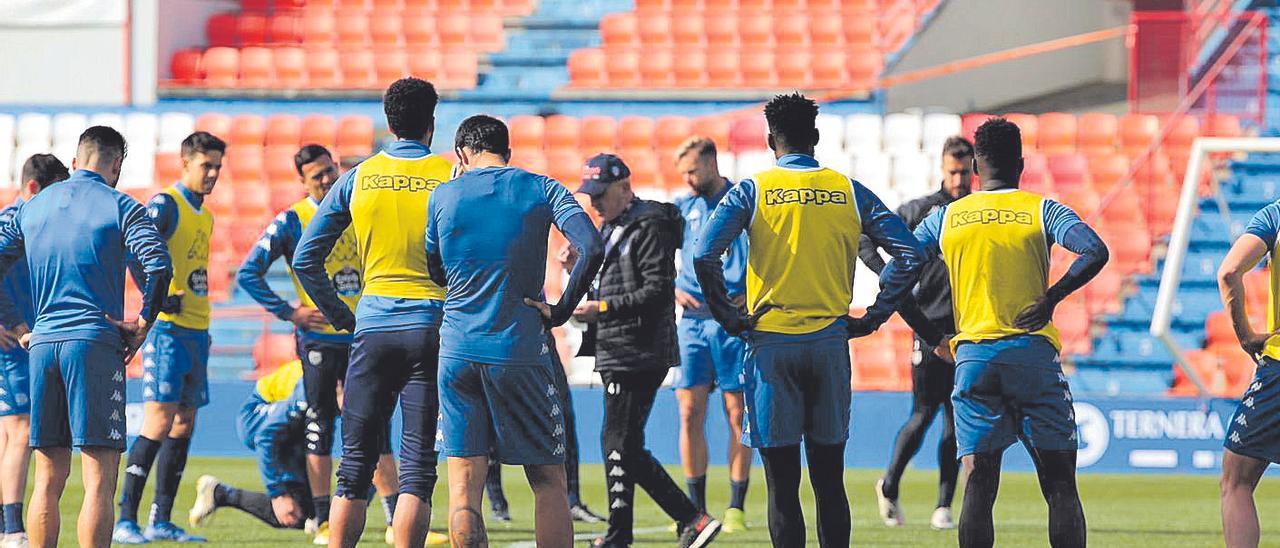 Luis César da indicaciones a sus jugadores en un entrenamiento reciente del Lugo.