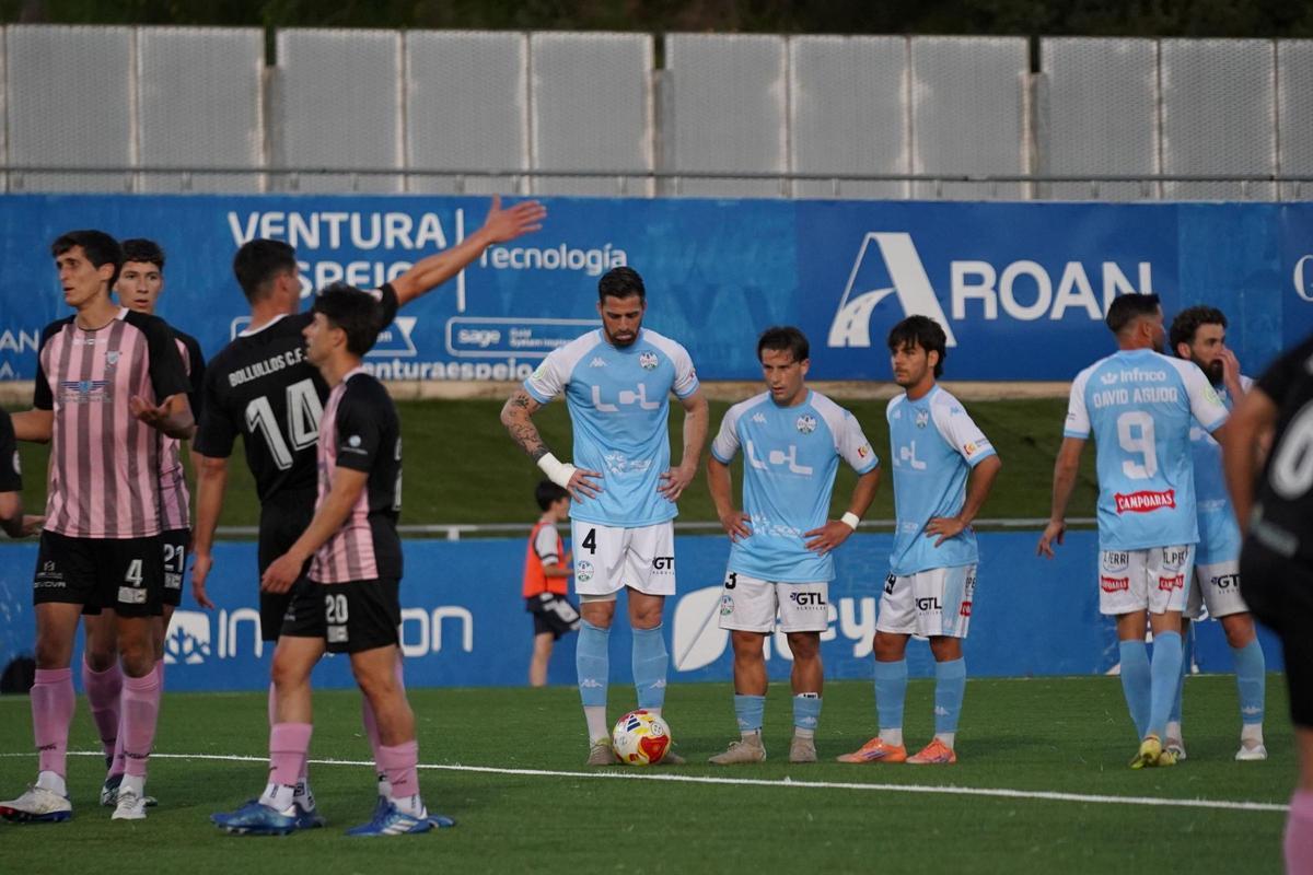Rafa Gálvez observa el balón antes del lanzamiento de una falta durante el Ciudad de Lucena-Bollullos, este sábado.