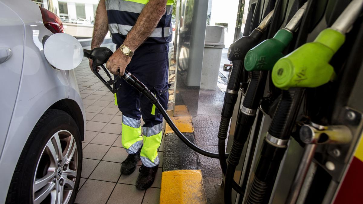 Repostaje de un vehículo en una gasolinera de Alicante.