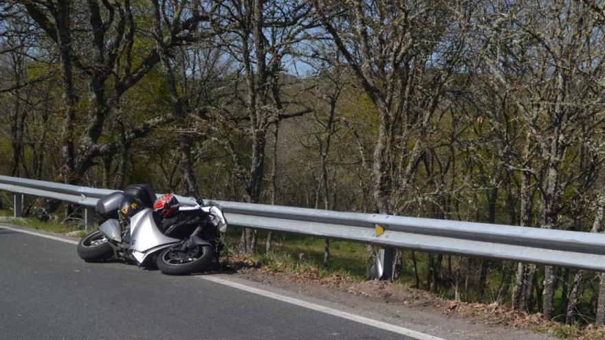 La moto accidentada junto al quitamiedos. // FdV