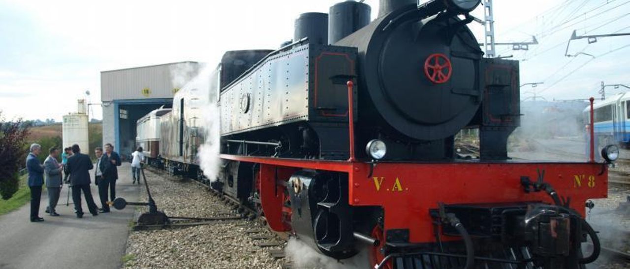 Arriba, la locomotora VA8, tras su rehabilitación. Abajo, al estación de Ablaña, con el indicador de linea en primer térmico.