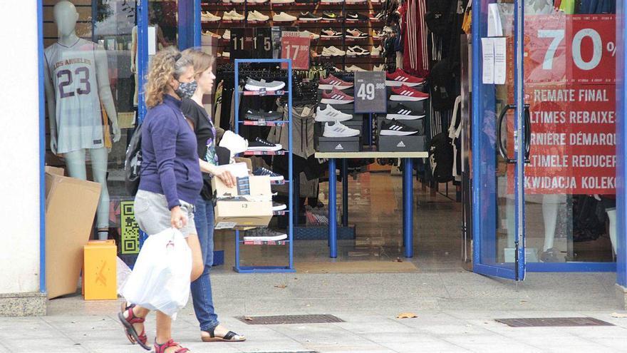 Escaparate de un establecimiento comercial del centro urbano de Cangas, ayer por la tarde.