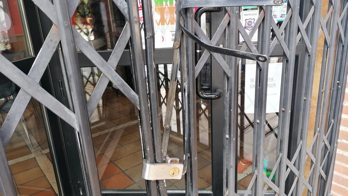 Trapa metálica que forzaron los ladrones para acceder al interior del bar