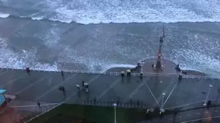 Alerta en Gijón por el fuerte oleaje: varios tramos del paseo del Muro cortados