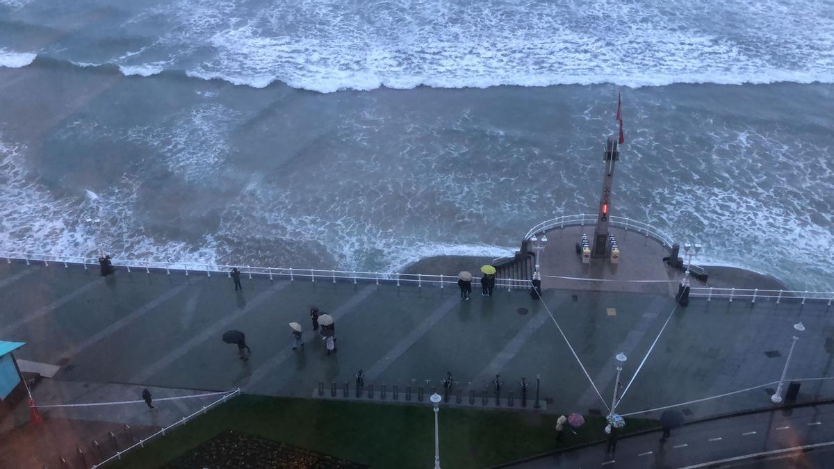 El fuerte oleaje en Gijón obliga a cortar el paso en varios tramos de San Lorenzo