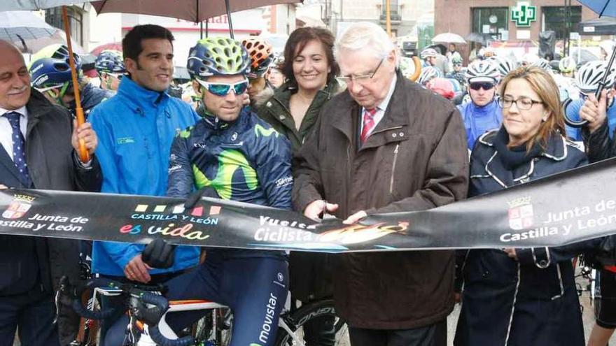 Alejandro Valverde, con las autoridades, cortando la cinta en la salida.