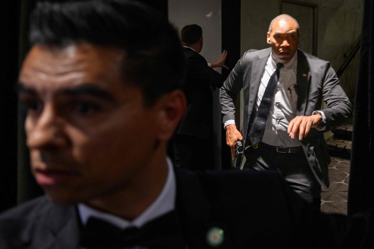 Agentes desenfundan sus armas tras escucharse fuertes disparos durante la cena de corresponsales de la Casa Blanca en el Washington Hilton de Washington, D.C., el 25 de abril de 2026.