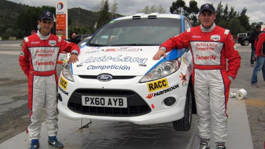 Rogelio Peñate y Yeray Lemes junto a su nueva montura el Ford Fiesta R2. | lp/dlp