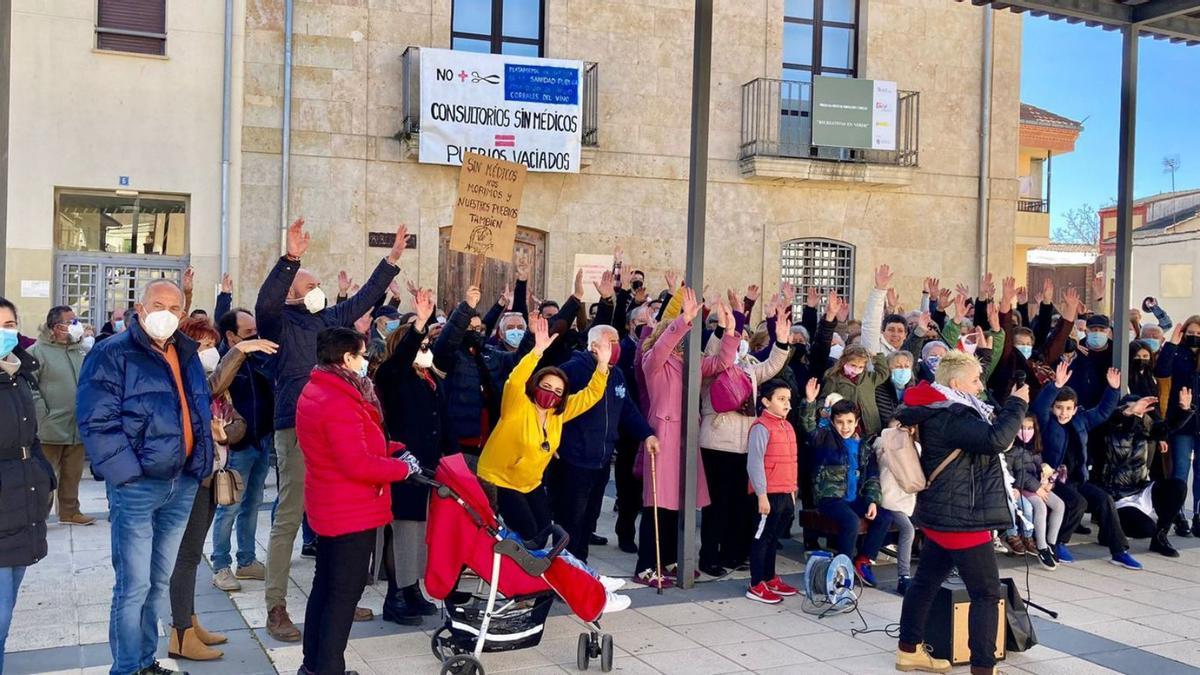 Manifestación de ayer en Corrales del Vino por la sanidad pública en los pueblos. | Cedida