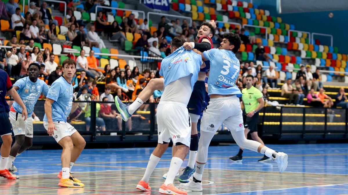 Gavidia y Basualdo intentan parar a un jugador del Barcelona B