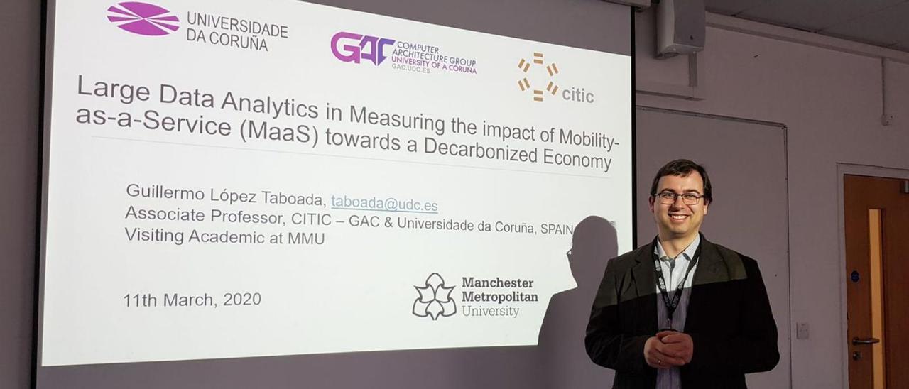 Guillermo López nunha conferencia na Manchester Metropolitan University.